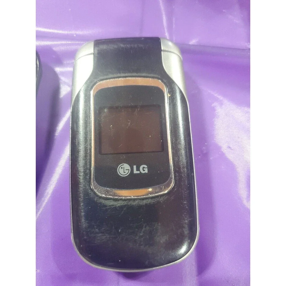 2 lg flip phone 220c and 238C working condition